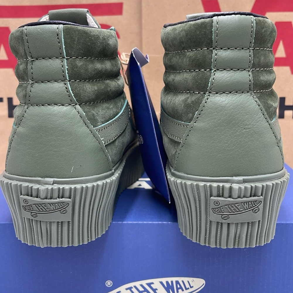 Vans WMNS Sk8-Hi Reissue 3 Platform Lx Suede/Leather Army
VN000CNFARM
Mono Snkrs - Picture 13 of 16